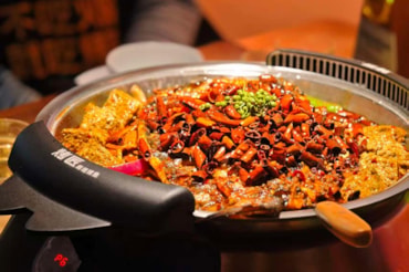 il piatto di pesce inventato da Leng Yanjun che con la sua iniziativa è riuscita a ribaltare la tendenza nella ristorazione ispirata alla cucina cinese tradizionale.