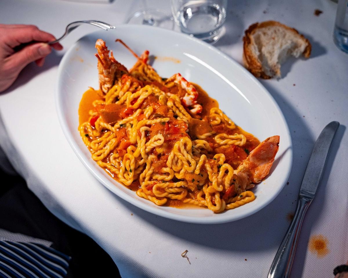 Altro che chef-star: il nuovo hotspot in Sardegna è una trattoria di Milano