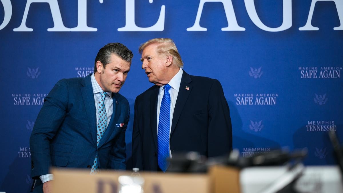 Il segretario Hegseth con il presidente Trump