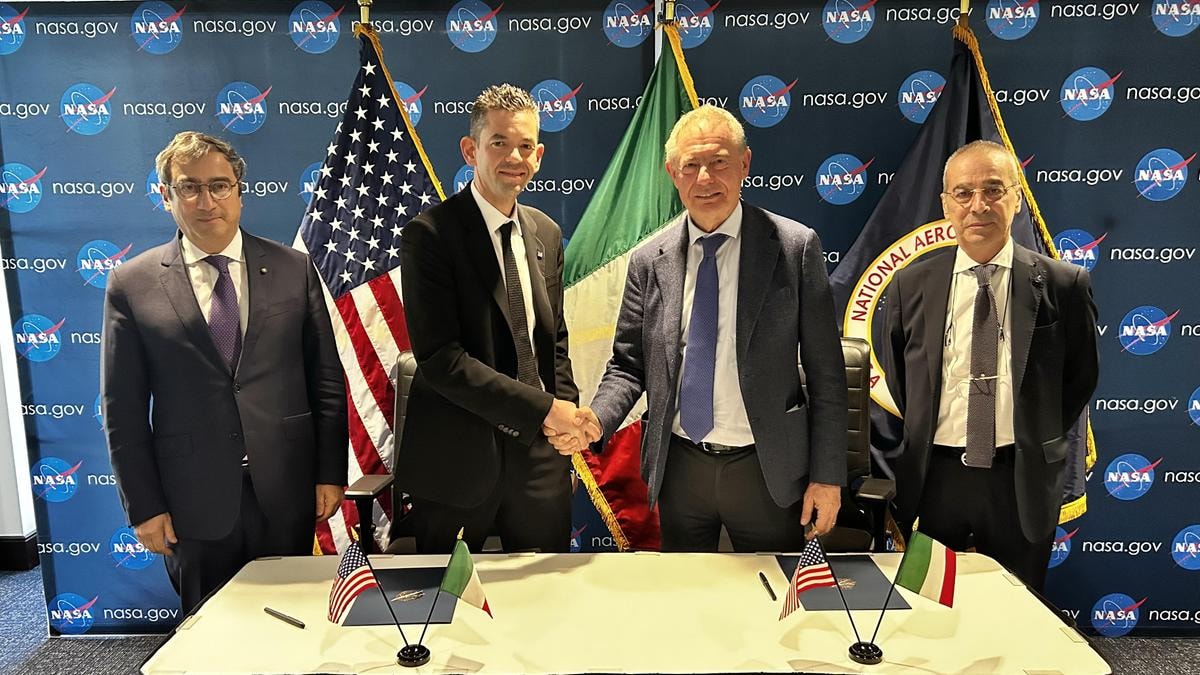 Jared Isaacman, amministratore della Nasa, e Adolfo Urso, ministro delle Imprese e del Made in Italy si stringono la mano