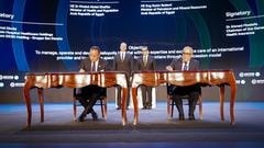 La firma dell'accordo al Cairo. D sinistra Kamel Ghribi (GKSD) e Ahmed Mostafa (Organizzazione per l’assicurazione sanitaria dell’Egitto). In piedi a sinistra Karim Badawi, Ministro del Petrolio dell’Egitto e a destra Khaled Abdel Ghaffar, Ministro della Salute dell’Egitto