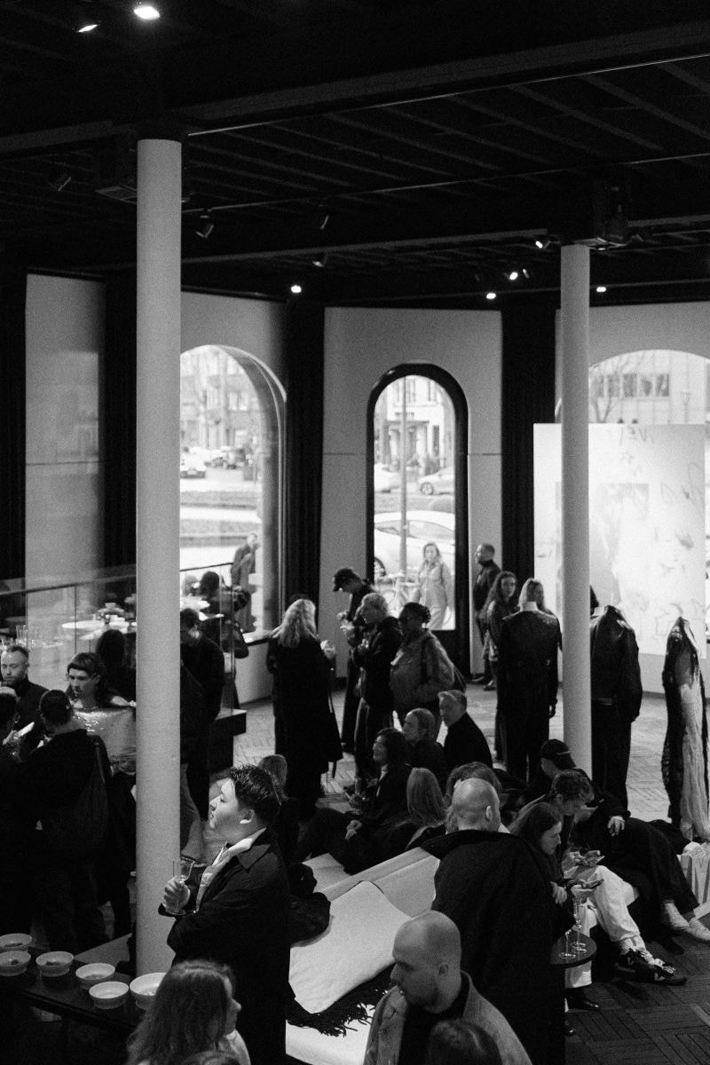 Un momento dell'evento nella boutique Ann Demeulemeester (ph Robin Joris Dullers, courtesy Ann Demeulemeester)
