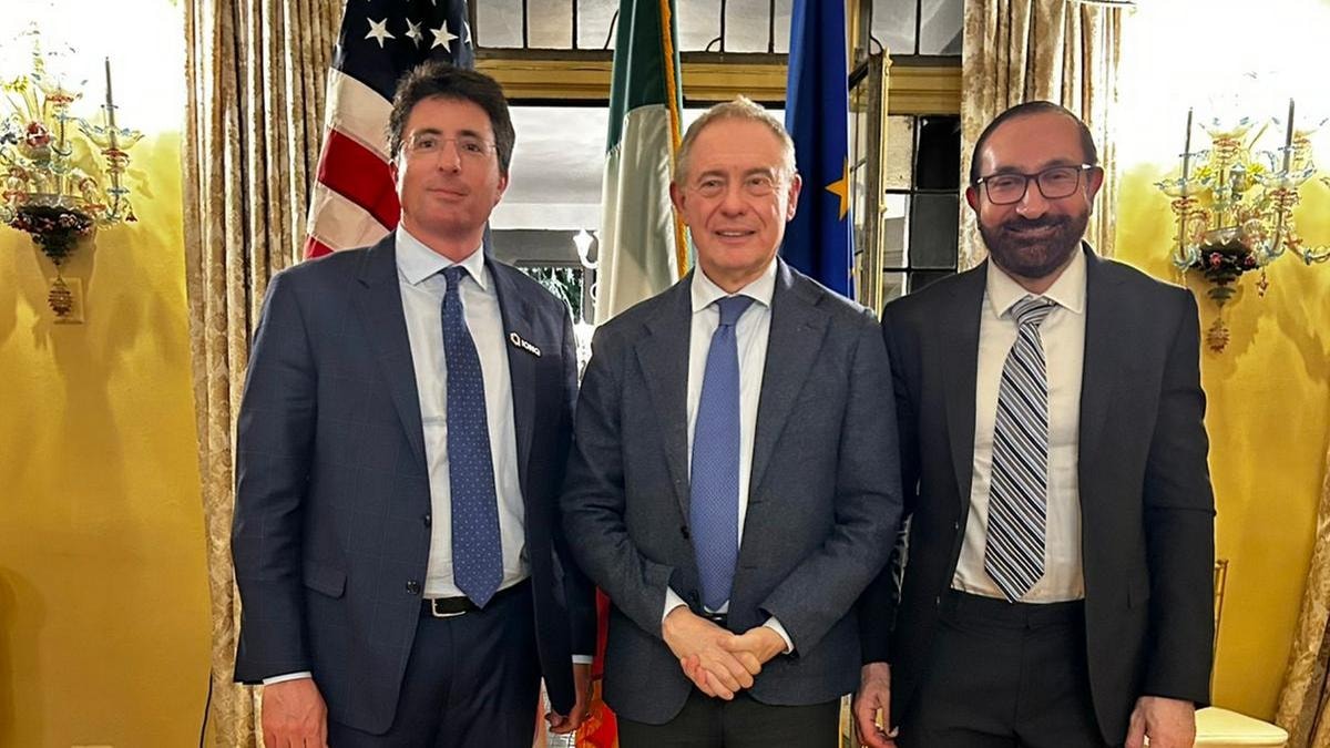 Niccolò De Masi, ceo di ionQ, Adolfo Urso, ministro delle Imprese e del made in Italy, Marco Pistoia, ceo ionQ Italia