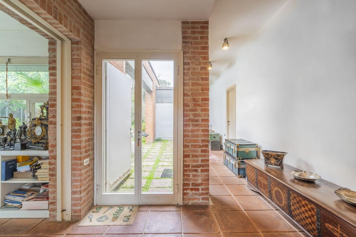 La villa segreta di Gae Aulenti a Pisa è in vendita (e sembra un set teatrale immerso nel verde)