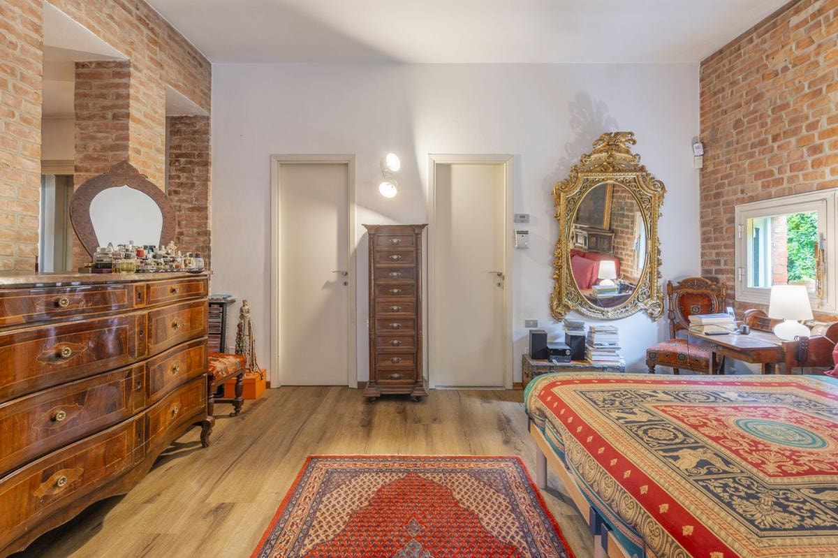 La villa segreta di Gae Aulenti a Pisa è in vendita (e sembra un set teatrale immerso nel verde)