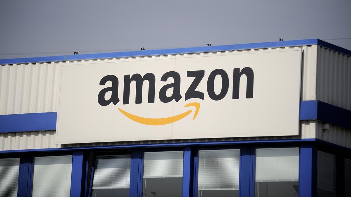 Amazon valuta l’acquisto di Globalstar per fare concorrenza a SpaceX di Elon Musk: titolo in rally a Wall Street