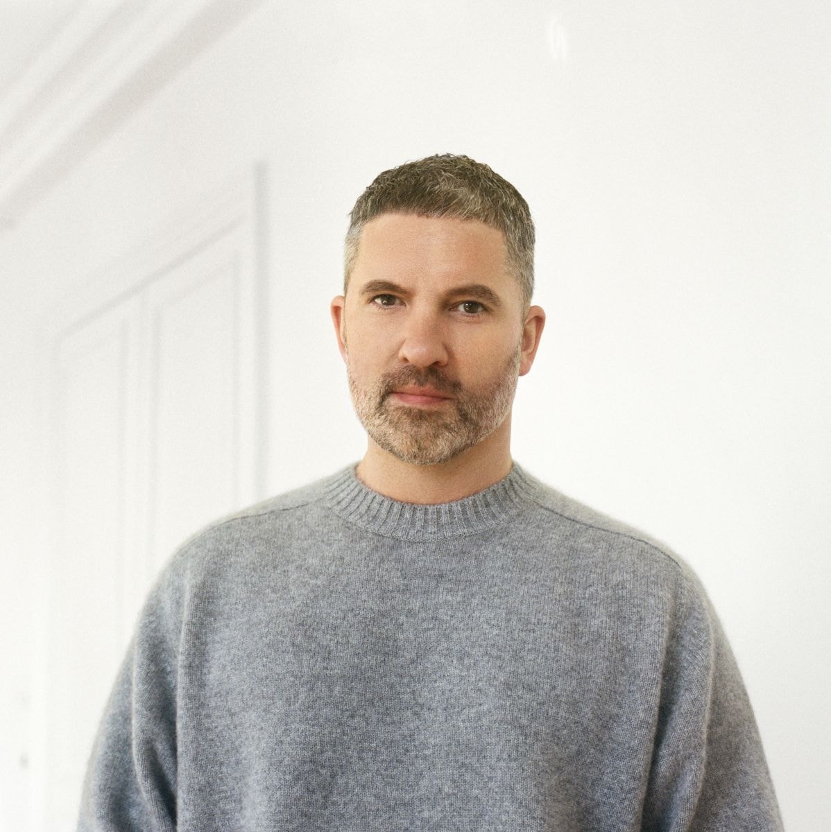 Un ritratto di Mark Thomas (courtesy Carven)