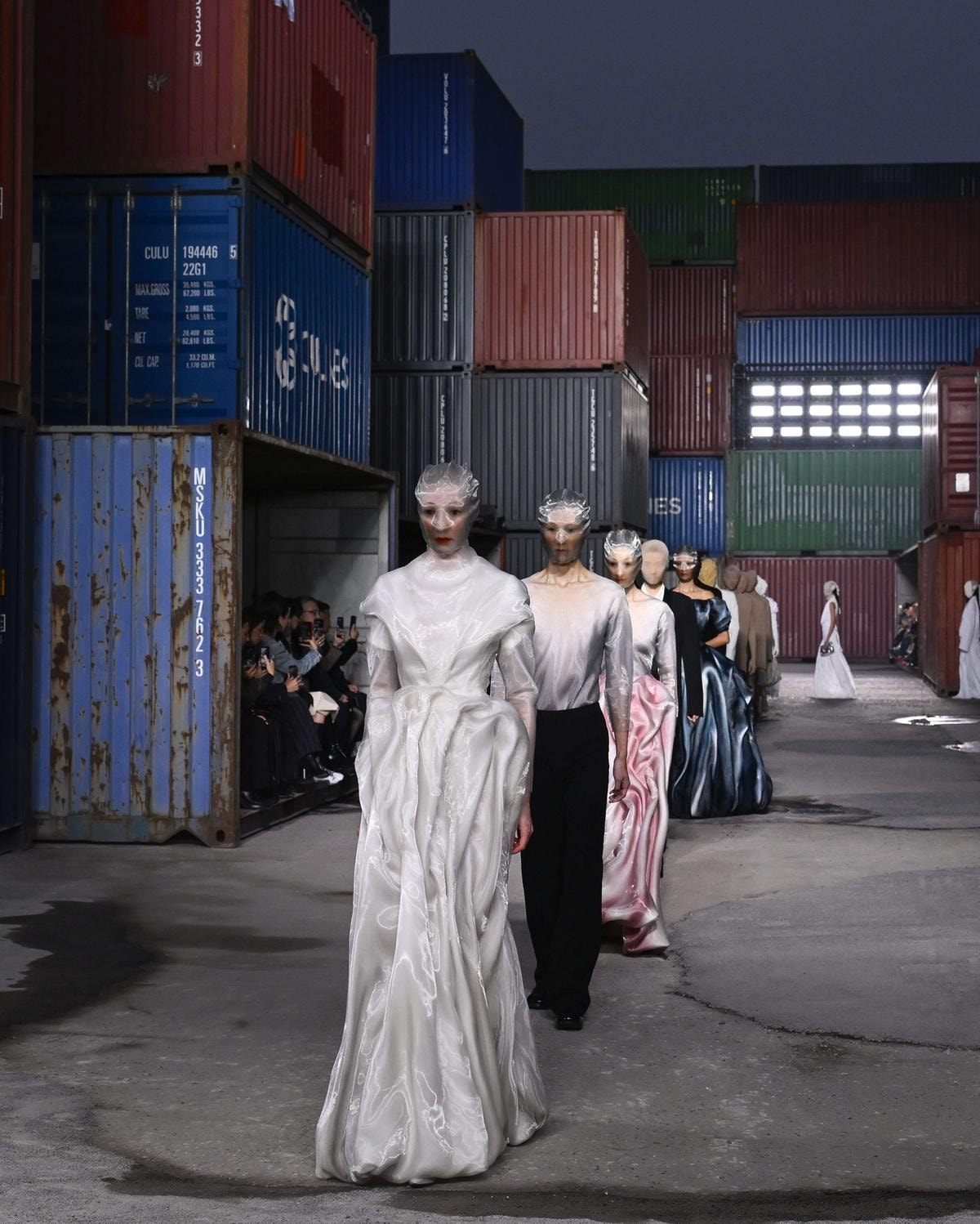 Il finale della sfilata Maison Margiela a Shangai (ph Francesc Ten/MFF)