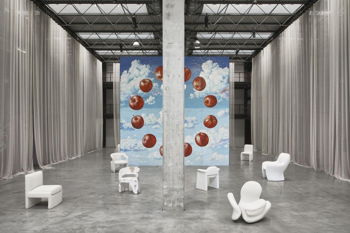 Tra i 25 espositori del Salone raritas in Fiera, la galleria italiana Nilufar, pioniera nel dialogo tra design contemporaneo e pezzi dei grandi maestri del passato.