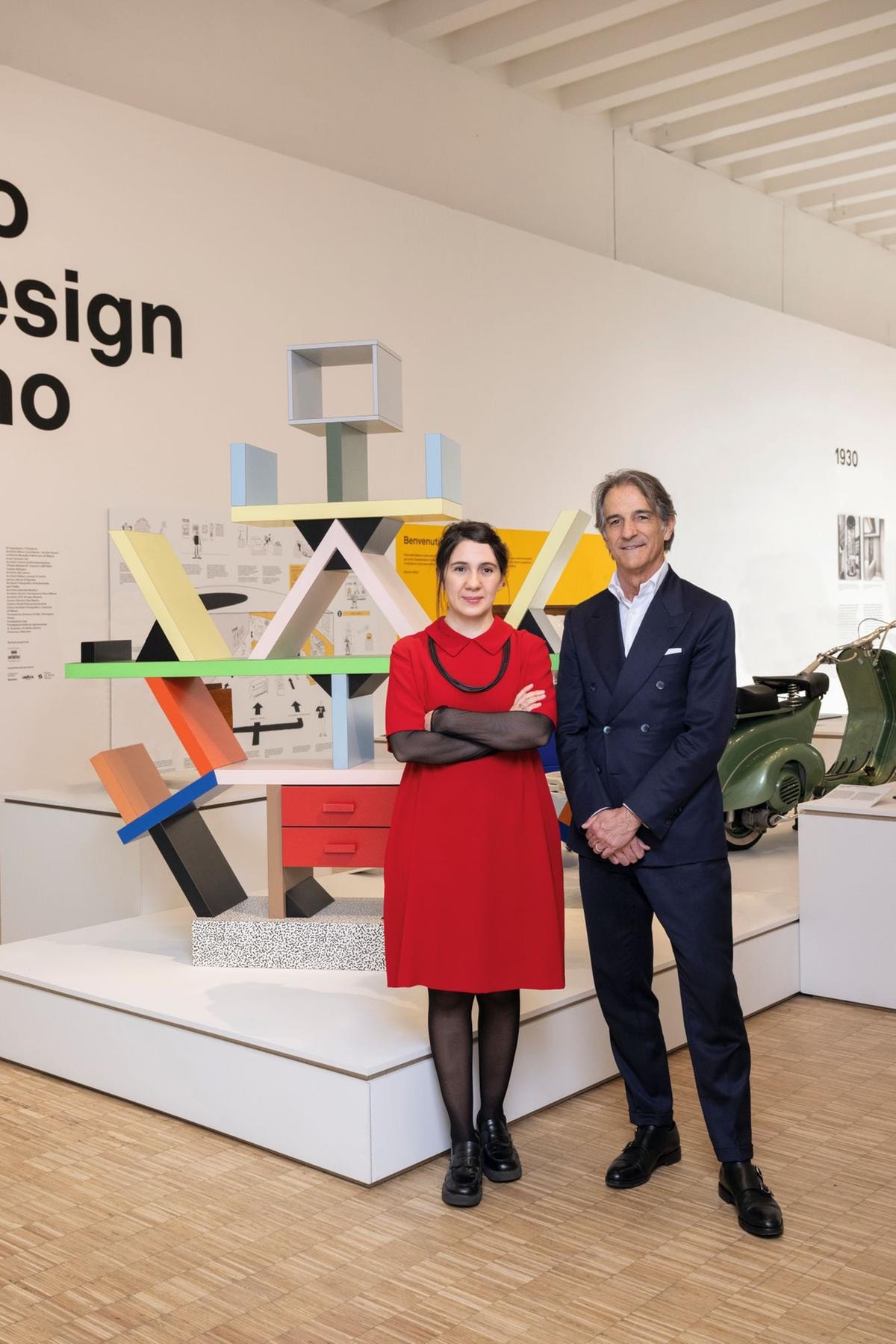 Maria Porro, presidente del Salone  del Mobile.Milano,  e Claudio Feltrin, presidente di FederlegnoArredo,   al Museo del Design Italiano di Triennale Milano?. Alle loro spalle, Carlton, icona assoluta di Memphis progettata da Ettore Sottsass nel 1981.