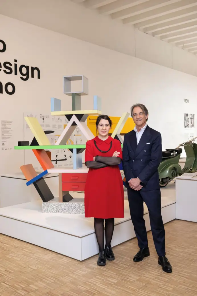 Maria Porro, presidente del Salone del Mobile.Milano, e Claudio Feltrin, presidente di FederlegnoArredo, al Museo del Design Italiano di Triennale Milano?. Alle loro spalle, Carlton, icona assoluta di Memphis progettata da Ettore Sottsass nel 1981.