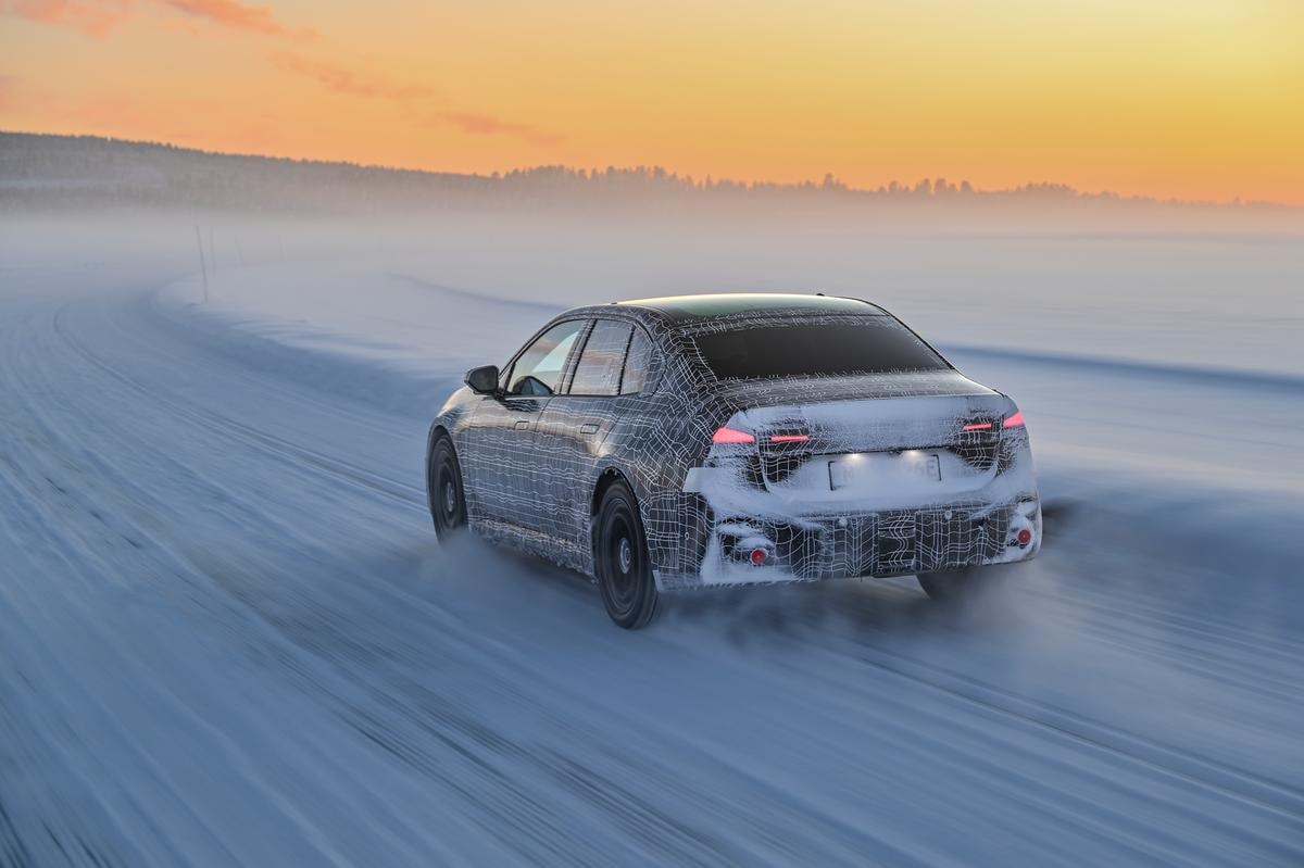 A -30°, senza testimoni: così Bmw mette alla prova la sua elettrica più attesa