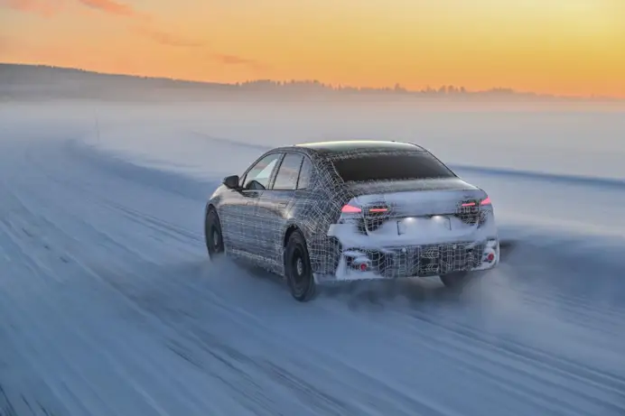 A -30°, senza testimoni: così Bmw mette alla prova la sua elettrica più attesa
