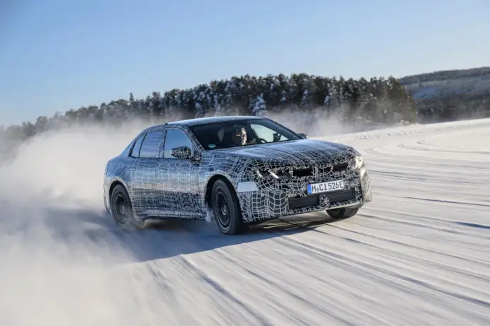 A -30°, senza testimoni: così Bmw mette alla prova la sua elettrica più attesa