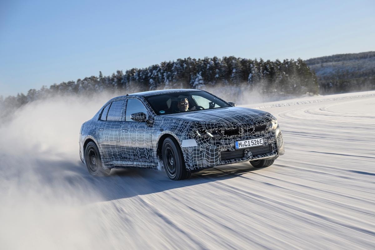 A -30°, senza testimoni: così Bmw mette alla prova la sua elettrica più attesa