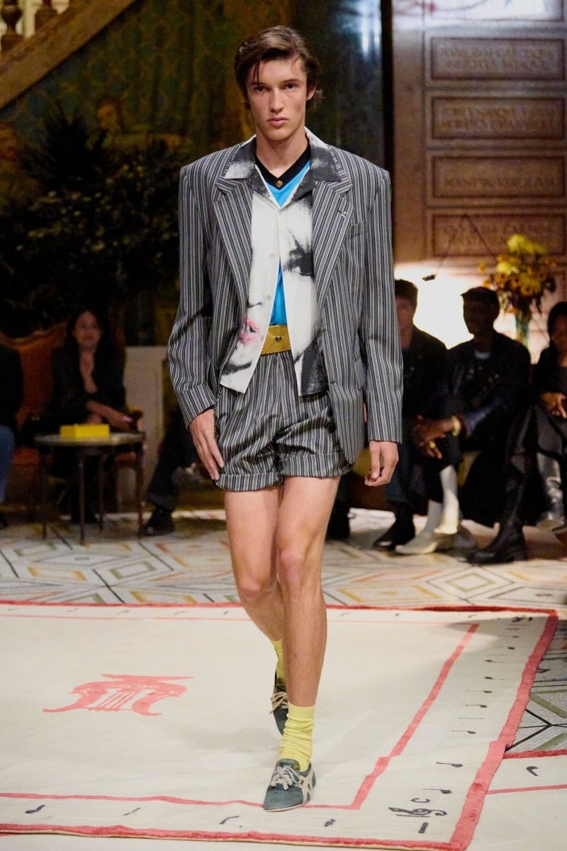Un look Versace spring-summer 2026 con scarpe Onitsuka tiger (courtesy Onitsuka tiger)