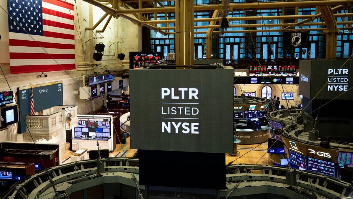 Palantir, affari d’oro per il profeta dell’Anticristo: Peter Thiel vende i titoli mentre l’Europa compra
