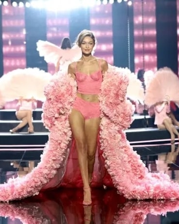 Gigi Hadid al Victoria's secret fashion show 2025 (ph Dimitrios Kambouris, courtesy Victoria's secret)