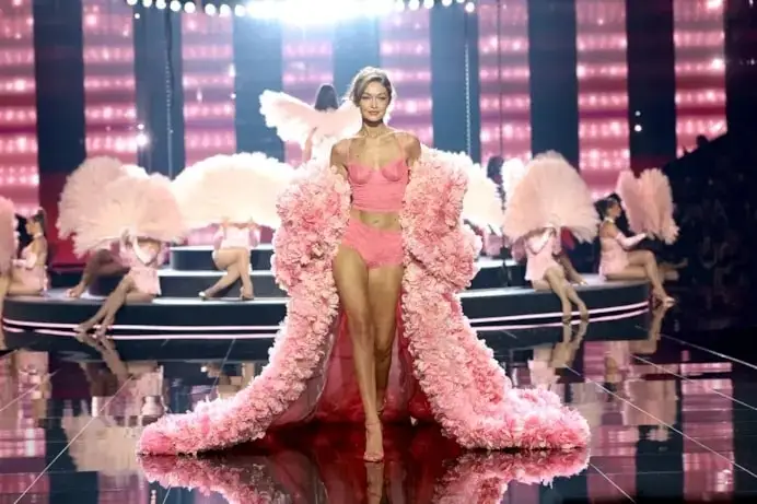 Gigi Hadid al Victoria's secret fashion show 2025 (ph Dimitrios Kambouris, courtesy Victoria's secret)