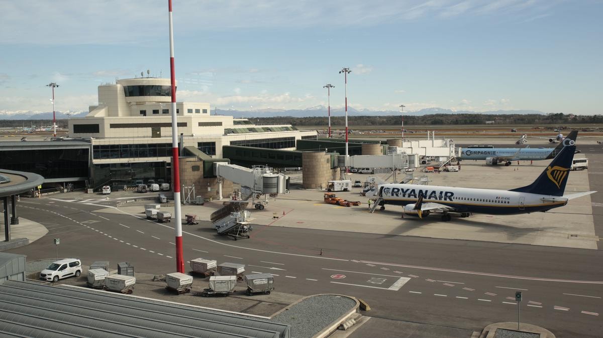 Crisi carburante aerei, scattano le restrizioni in quattro aeroporti italiani: voli a rischio e prezzi in aumento. Ecco dove