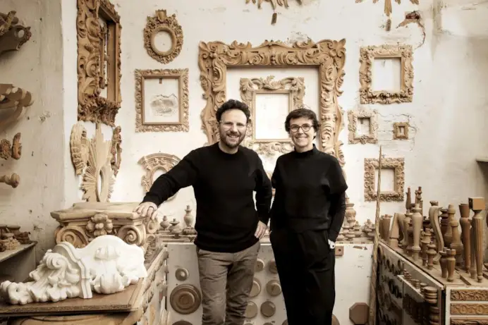 L'intagliatore fiorentino Marco Castorina e Constance Guisset.