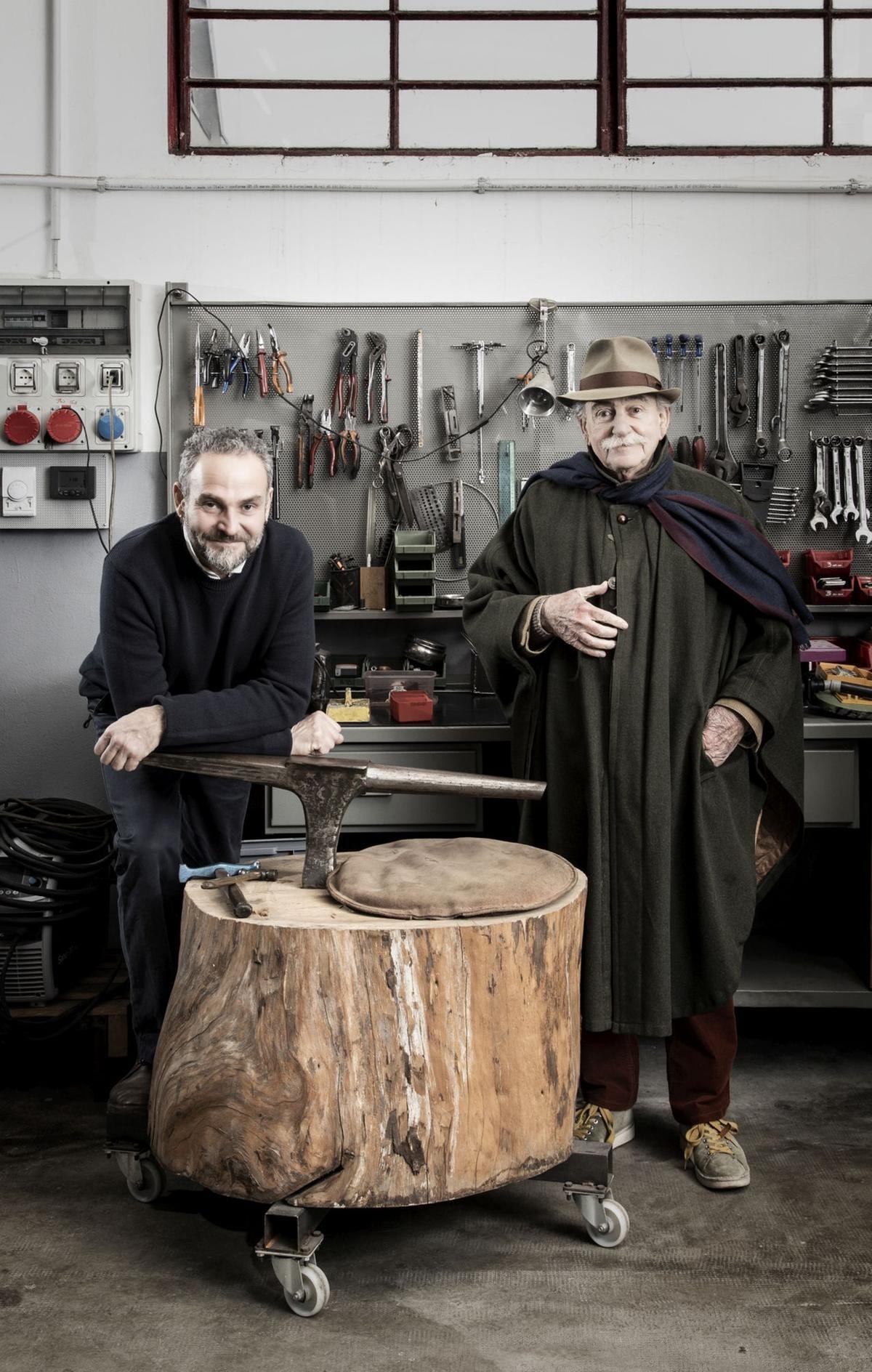 Il milanese Alessandro Rametta, della bottega di ferro battuto la Fucina di Efesto, e il Maestro Ugo La Pietra.