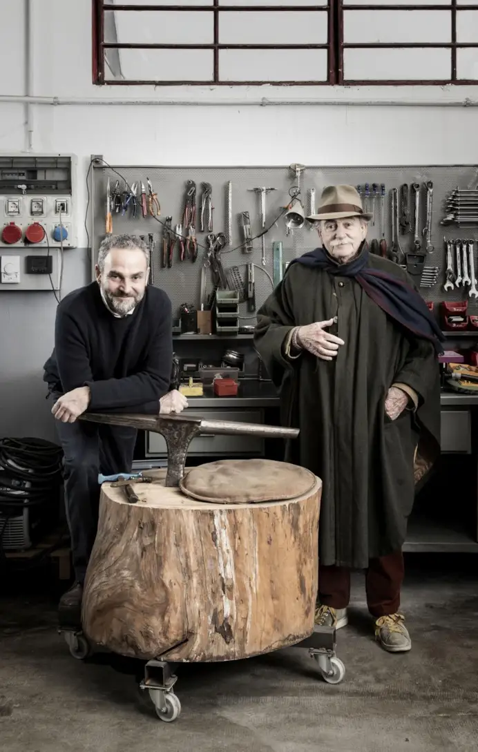 Il milanese Alessandro Rametta, della bottega di ferro battuto la Fucina di Efesto, e il Maestro Ugo La Pietra.