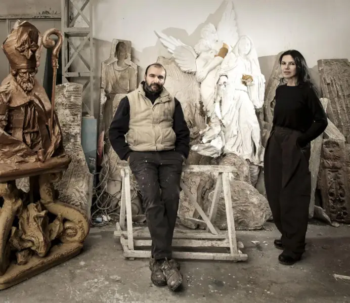 Alcune delle 12 coppie di artigiani e designer/architetti che partecipano alla XIª edizione di Doppia Firma, a Milano (21-26 aprile). Qui, il maestro cartapestaio napoletano Giuseppe Tudisco ed Elisa Ossino.