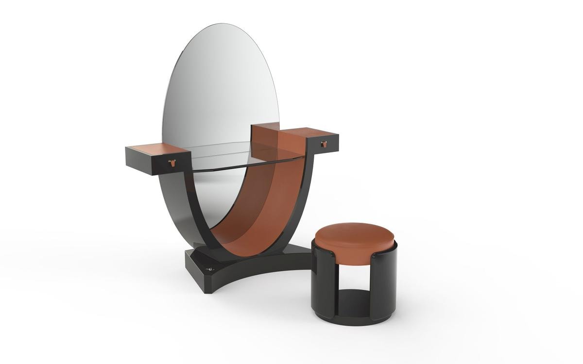 Protagonista della collezione Omaggio Pierre-Emile Legrain di Louis Vuitton durante la Milano Design Week, la riedizione della coiffeuse del 1921, oggi nella versione in legno laccato e pelle Nomade.