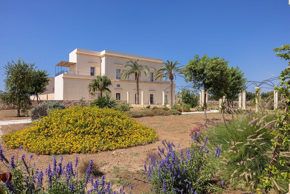 Nel cuore del Salento c’è un boutique hotel di sole 6 camere che sembra una casa segreta tra gli ulivi