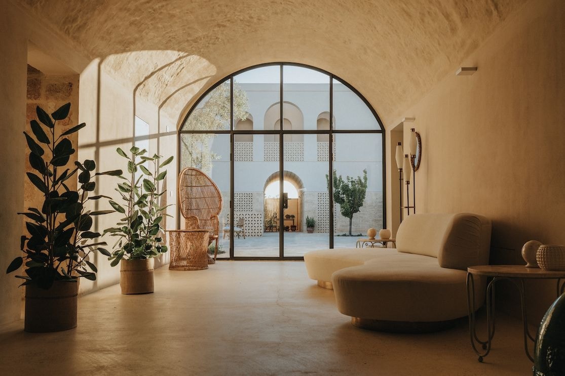 Nel cuore del Salento c’è un boutique hotel di sole 6 camere che sembra una casa segreta tra gli ulivi