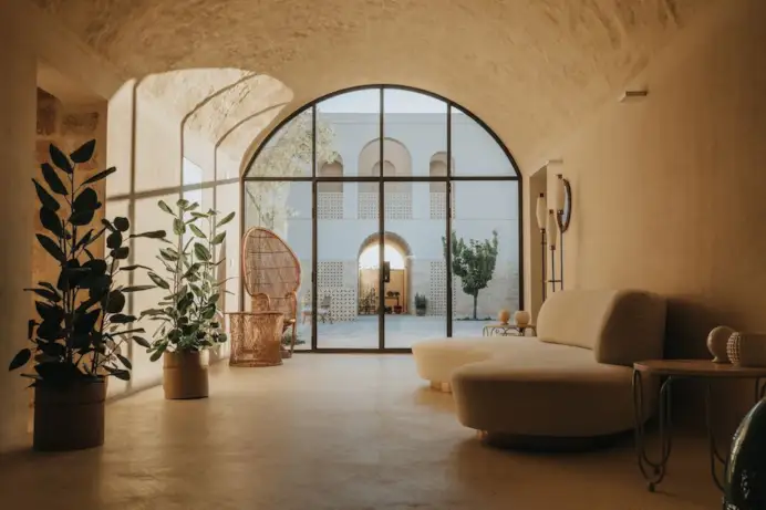 Nel cuore del Salento c’è un boutique hotel di sole 6 camere che sembra una casa segreta tra gli ulivi