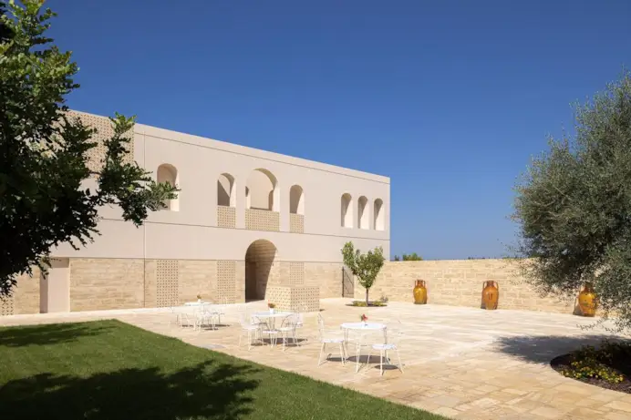 Nel cuore del Salento c’è un boutique hotel di sole 6 camere che sembra una casa segreta tra gli ulivi