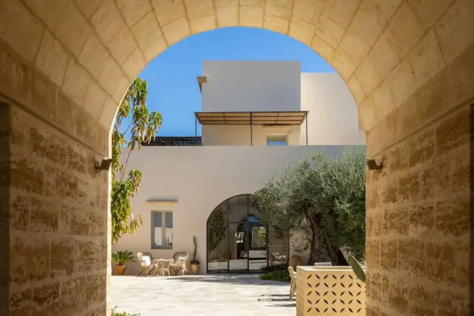 Nel cuore del Salento c’è un boutique hotel di sole 6 camere che sembra una casa segreta tra gli ulivi