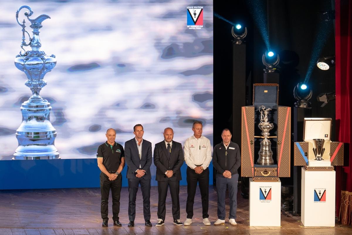 I rappresentanti dei cinque team dell’America’s Cup e della Louis Vuitton Cup a Napoli, con i due prestigiosi trofei: da sinistra Kevin Shoebridge, coo di Emirates Team New Zealand; Sir Ben Ainslie, team principal della Challenger of Record GB1; Max Sirena, ceo di Luna Rossa; Ernesto Bertarelli, team owner Tudor Team Alinghi; Stephan Kandler, fondatore e co-ceo di K-Challenge