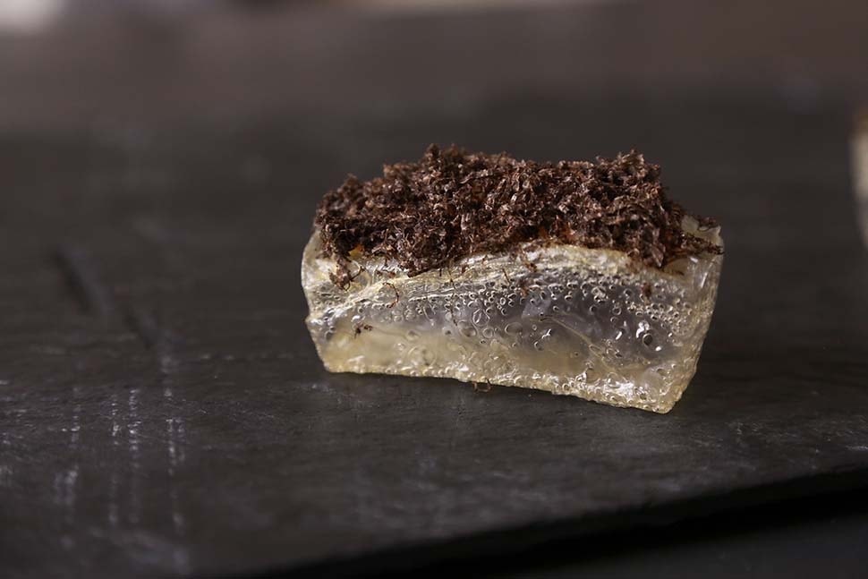 Il cibo trasparente è il nuovo trend virale: dalla carbonara invisibile ai dolci di cristallo