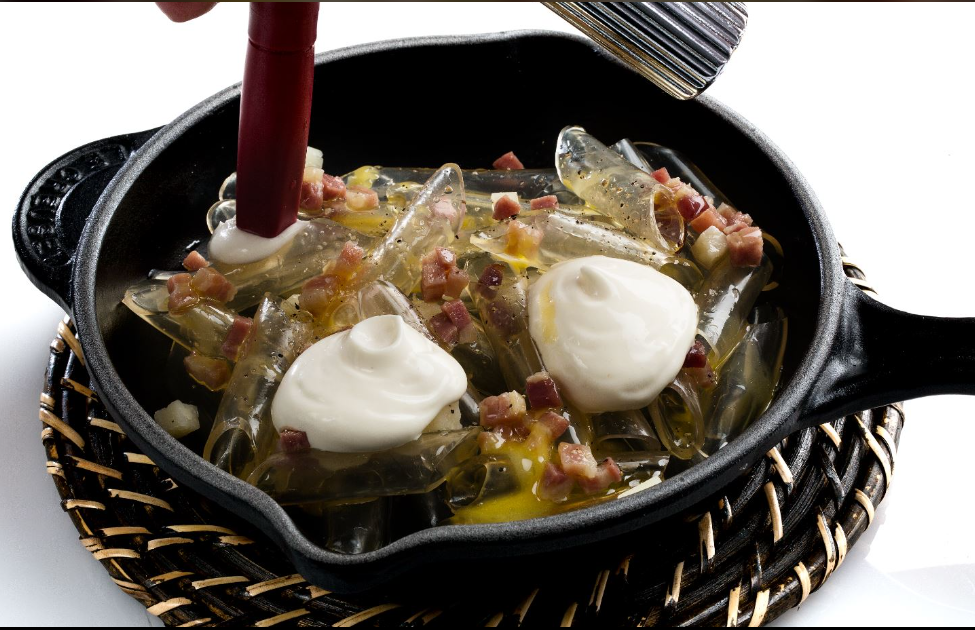 Il cibo trasparente è il nuovo trend virale: dalla carbonara invisibile ai dolci di cristallo