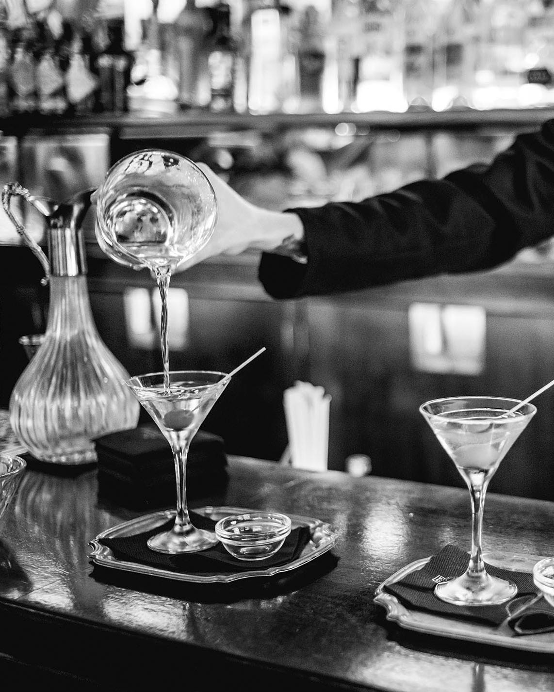 Con Martini Icons il re dei cocktails seduce Miart 2026. Ecco chi è l’autore, un bar tender mito (anche per 007) 