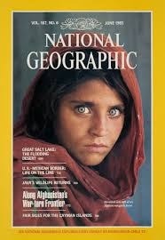 La ragazza afgana di Steve McCurry sulla copertina di National Geographic, giugno 1985.