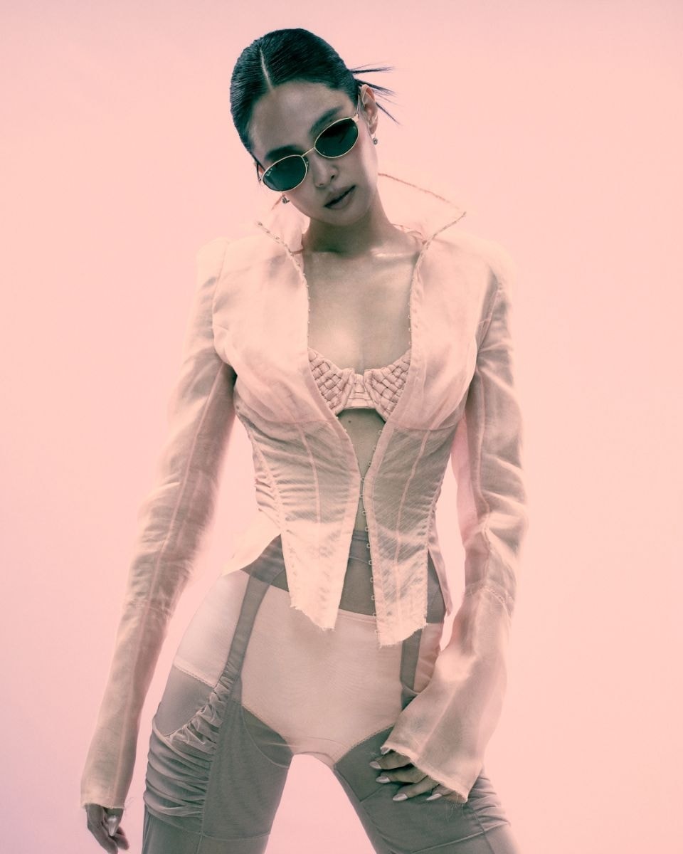 Jennie nella campagna Ray-Ban Meta (courtesy Luxottica)