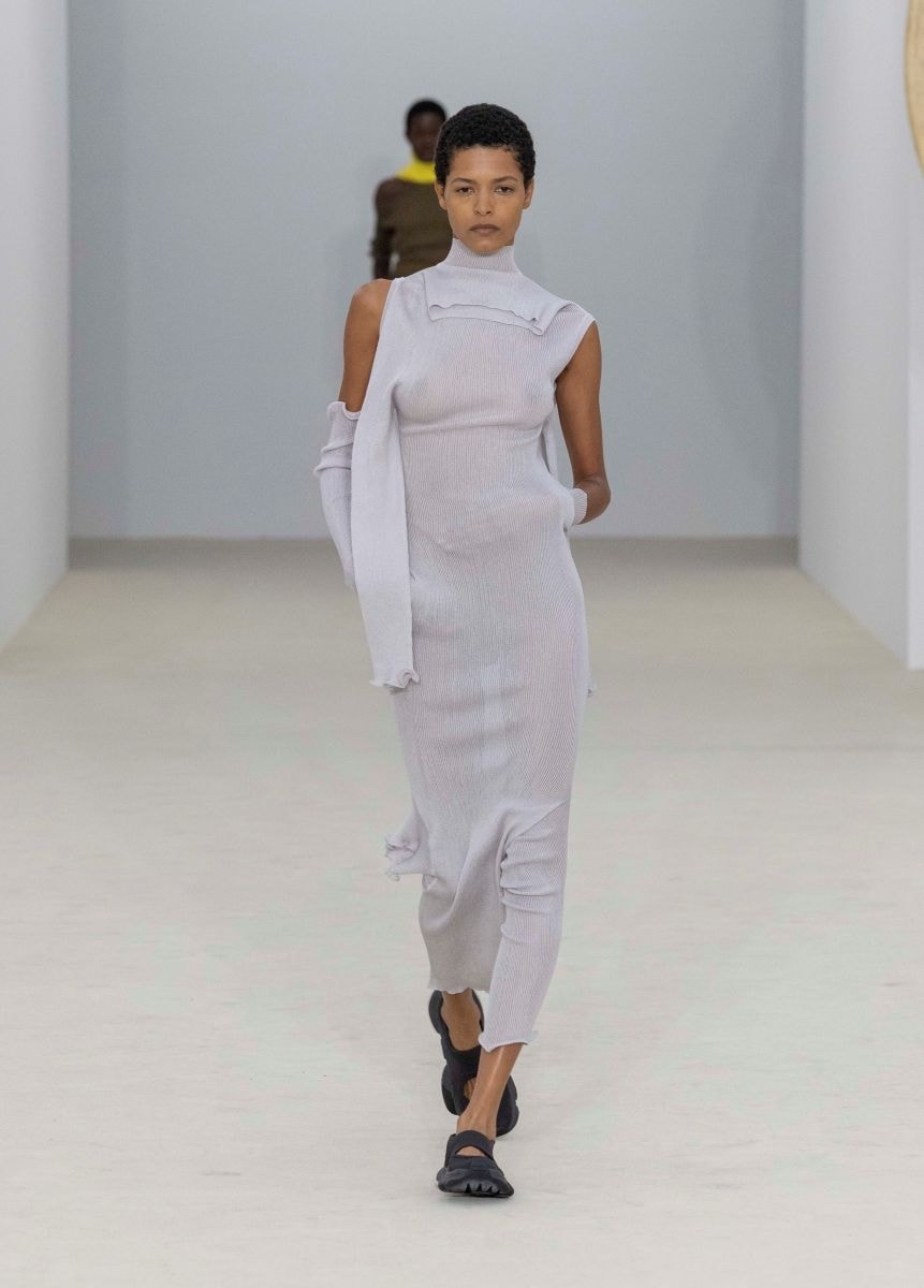 Un look Issey Miyake spring-summer 2026 con la Karst finch di Issey Miyake x Camper (courtesy Issey Miyake)