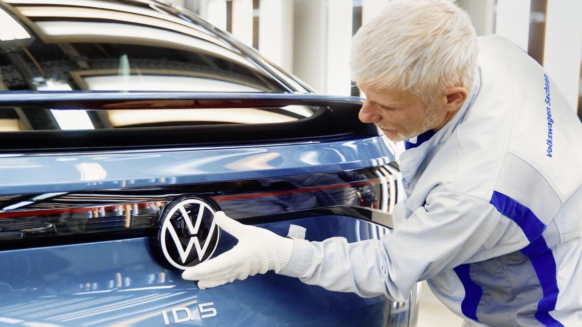 Volkswagen ferma la produzione del suo Suv elettrico negli Usa: pesano le politiche anti-green del presidente Trump