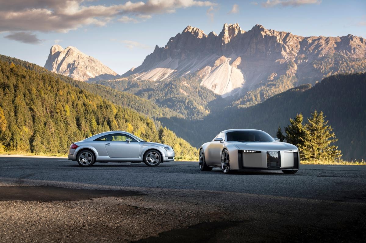 A sinistra: la classica Audi TT Mk1 (prima generazione, 1998–2006), in grigio argento — icona del design Bauhaus anni '90. A destra: l'Audi Concept C (2025) — il potenziale successore spirituale della TT. Ecco cosa sappiamo sul Concept C