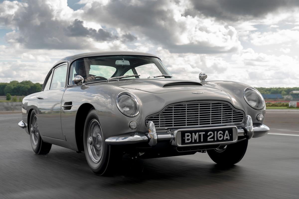 Aston Martin DB5 Goldfinger Continuation (2020).  Cos'è esattamente: Non una DB5 originale restaurata, ma una nuova costruzione realizzata da Aston Martin Works in collaborazione con EON Productions (i produttori di James Bond), fedele al film Goldfinger (1964) — completa di tutti i gadget originali funzionanti.