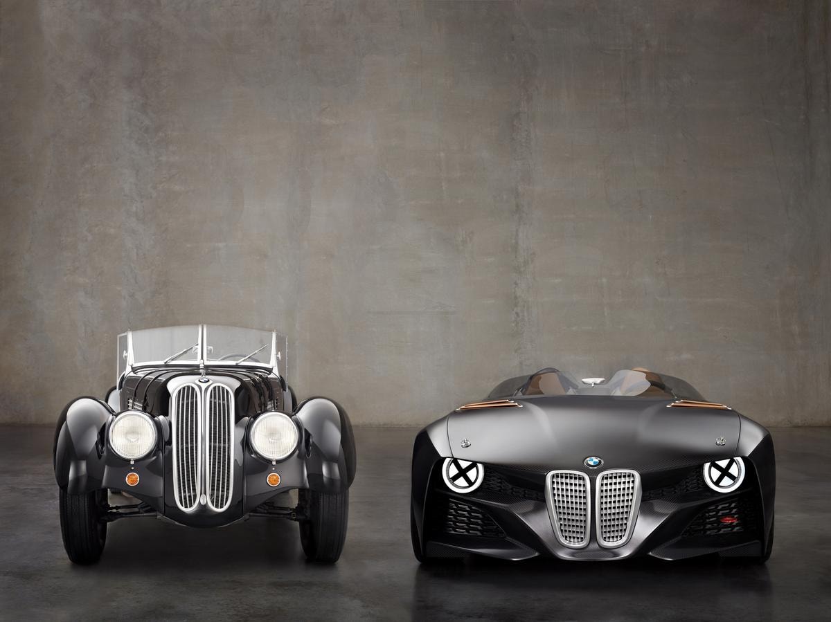 A sinistra: la BMW 328 (1936) — una delle auto da corsa più importanti della storia BMW. Vinse la Mille Miglia nel 1940 ed è considerata una delle vetture più avanzate del suo tempo. Motore 6 cilindri 2.0L da circa 80 CV, leggerissima e aerodinamica. A destra: la BMW 328 Hommage Concept (2011) — presentata anch'essa al Concorso d'Eleganza Villa d'Este per celebrare i 75 anni della 328 originale.