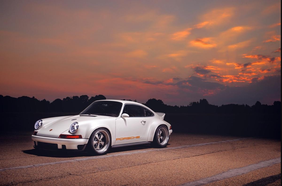 Un capolavoro assoluto! Questa è la Singer DLS (Dynamic and Lightweighting Study). Cos'è la Singer DLS: Una Porsche 964 completamente reimmaginata da Singer Vehicle Design in collaborazione con Williams Advanced Engineering (la divisione tecnologica della scuderia F1).