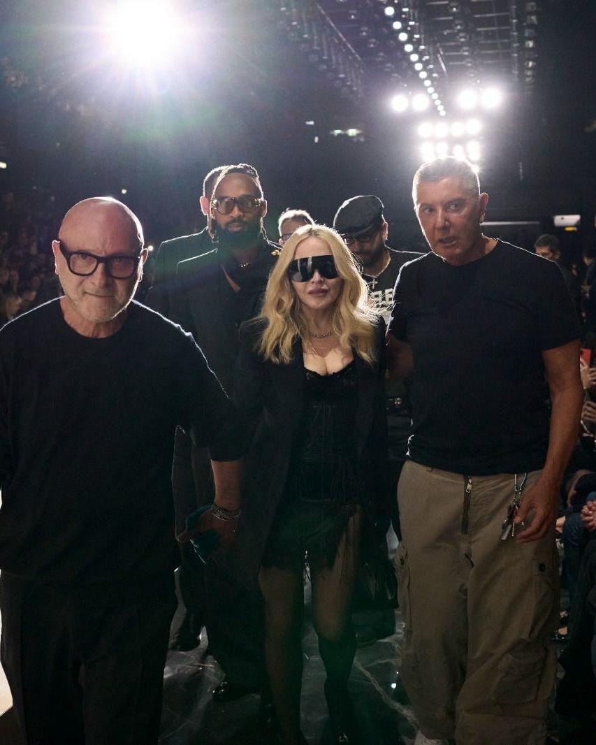 Madonna tra Domenico Dolce (a sinistra) e Stefano Gabbana (a destra) alla fine della sfilata Dolce&Gabbana fall-winter 2026/27
