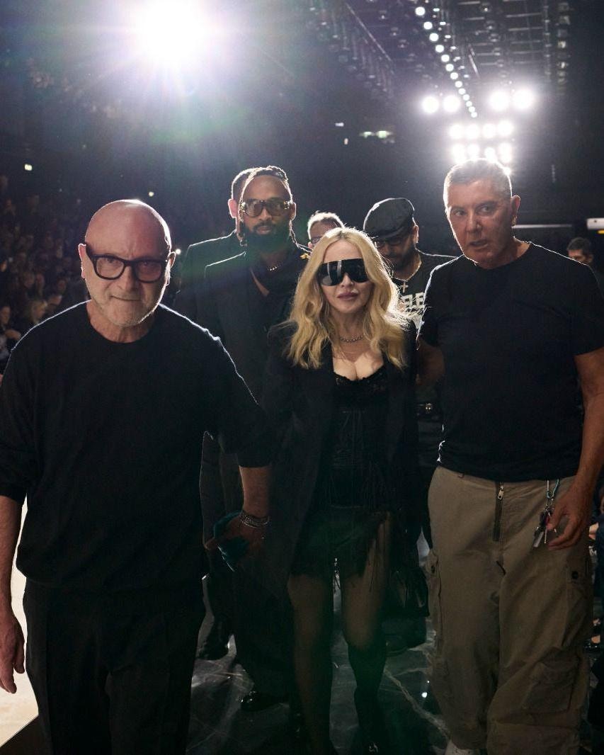 Madonna tra Domenico Dolce (a sinistra) e Stefano Gabbana (a destra) alla fine della sfilata Dolce&Gabbana fall-winter 2026/27