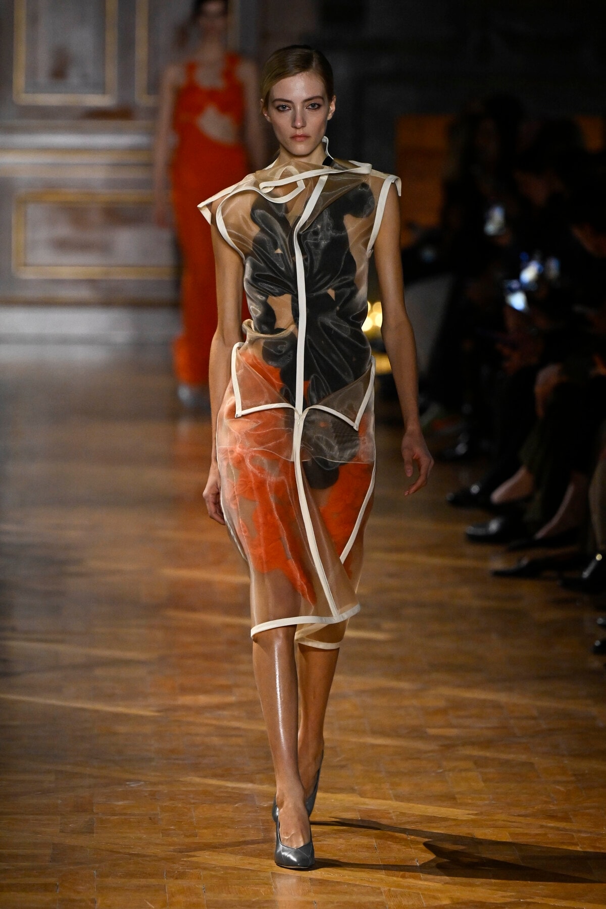 Un look Victoria Beckham fall-winter 2026/27 (ph Francesc Ten/MFF)