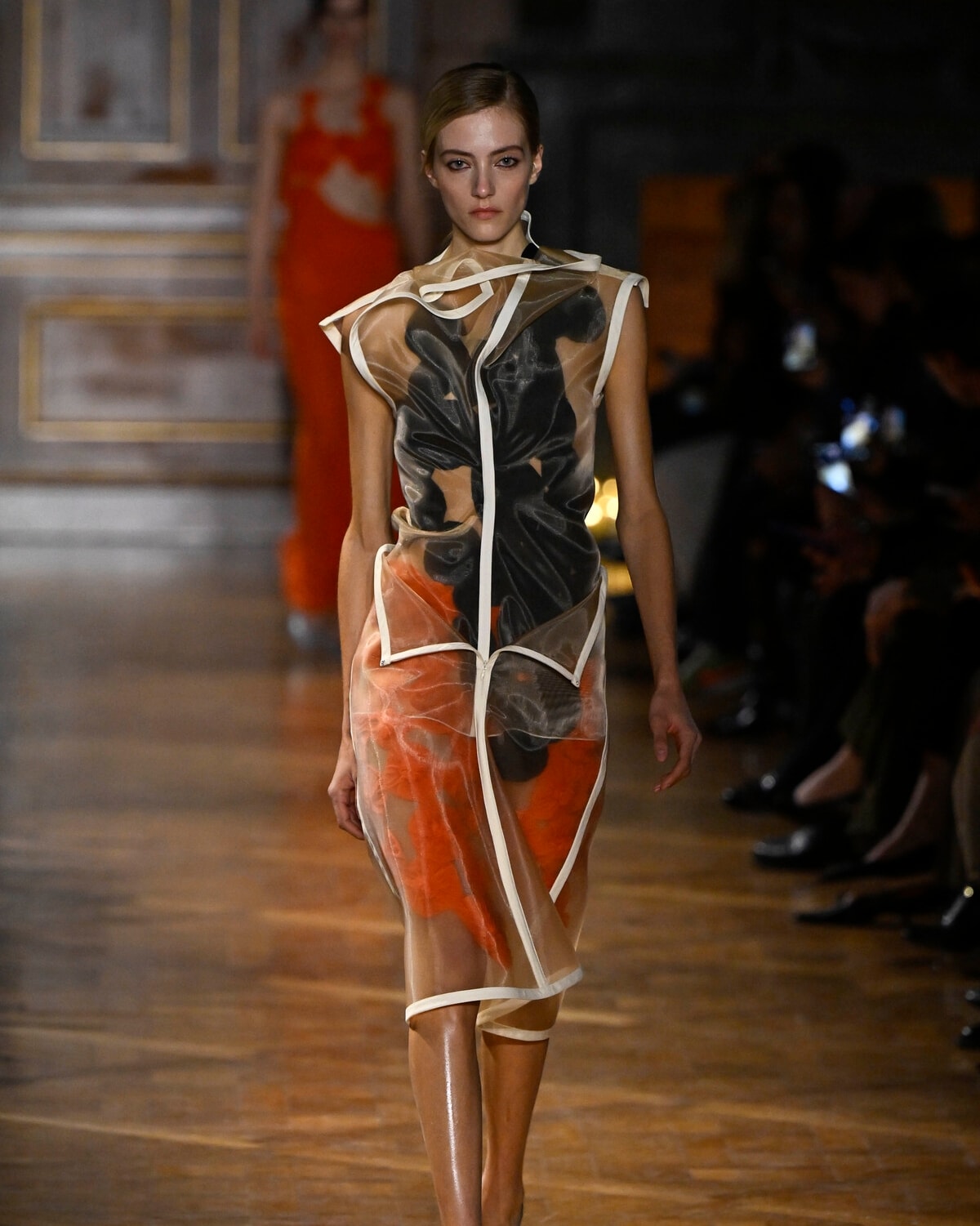 Un look Victoria Beckham fall-winter 2026/27 (ph Francesc Ten/MFF)